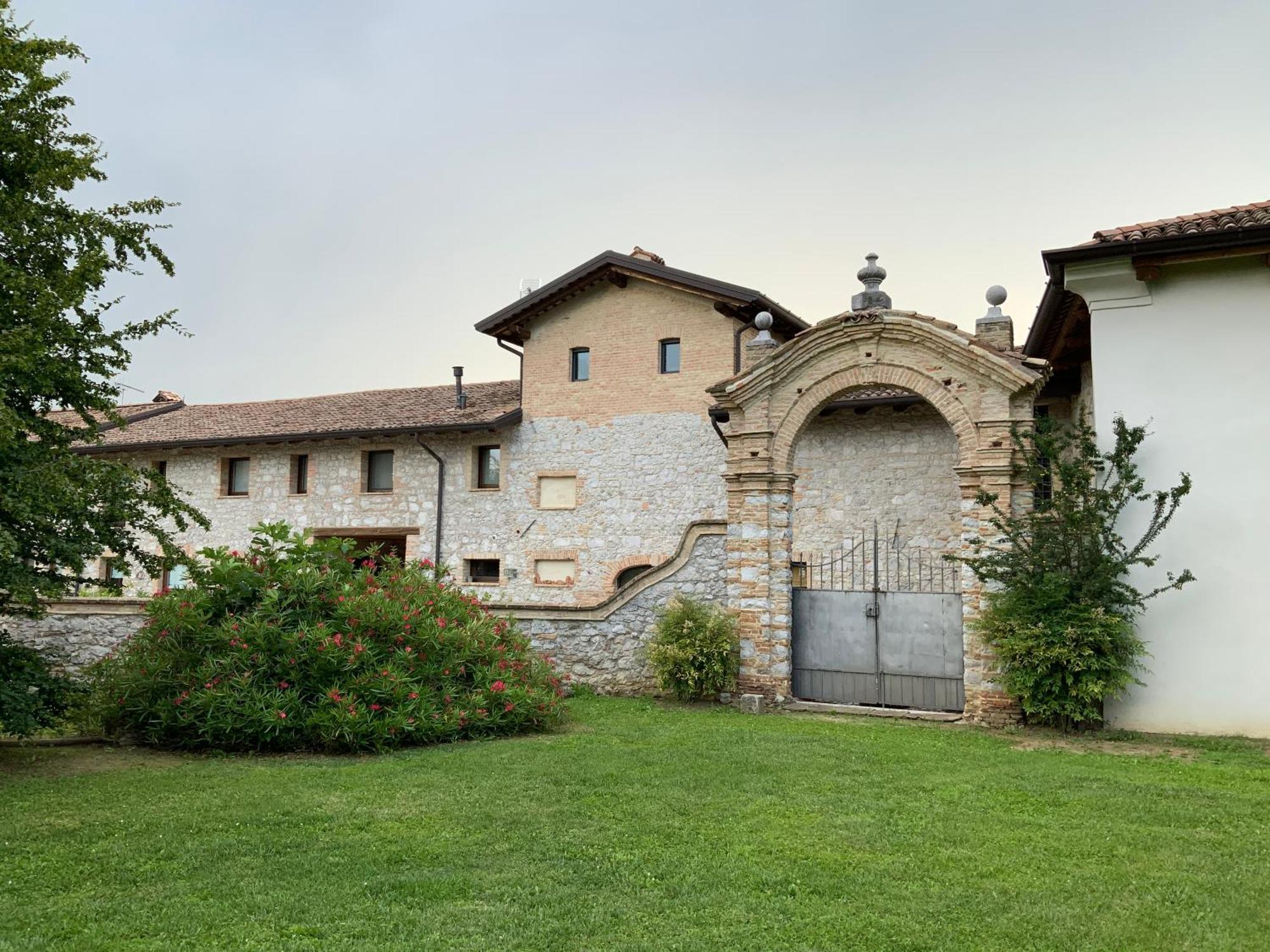 Borgo Palazzo Steffaneo Bed and Breakfast San Vito al Torre Exteriör bild